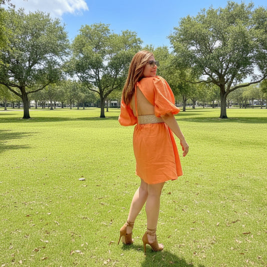 Vestido mini de lino con espalda abierta y peonía